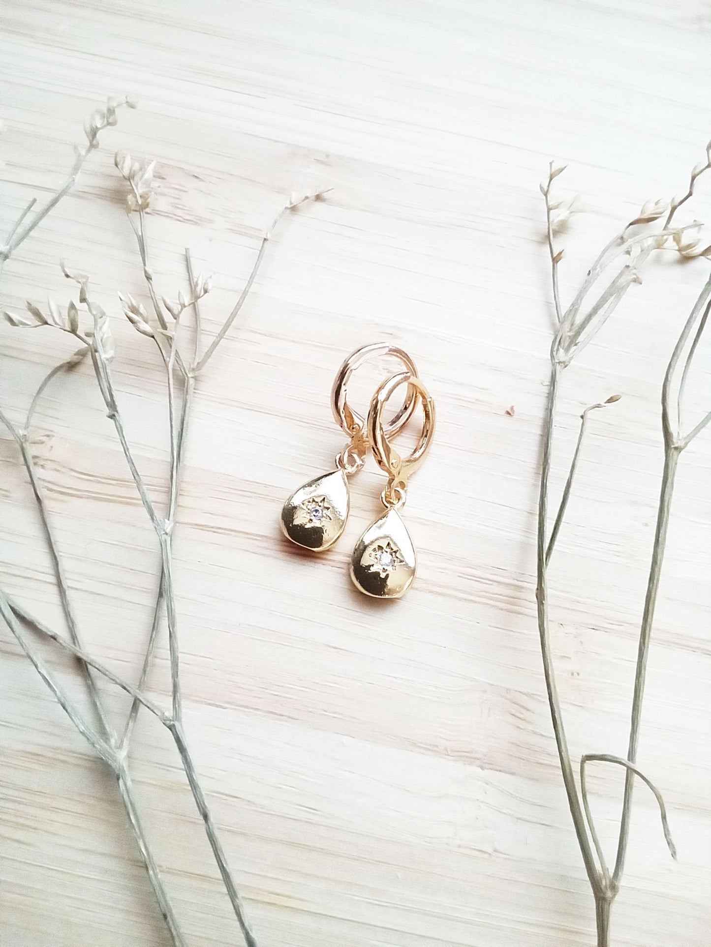 Tiny Cubic Zirconia Teardrop Gold Huggie Earrings E140178