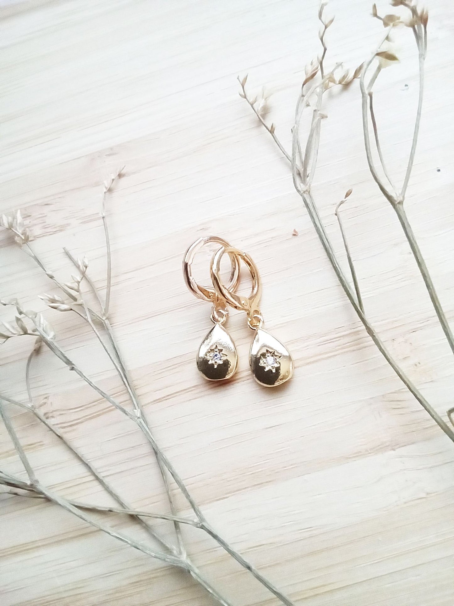 Tiny Cubic Zirconia Teardrop Gold Huggie Earrings E140178