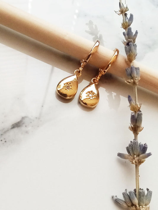 Tiny Cubic Zirconia Teardrop Gold Huggie Earrings E140178