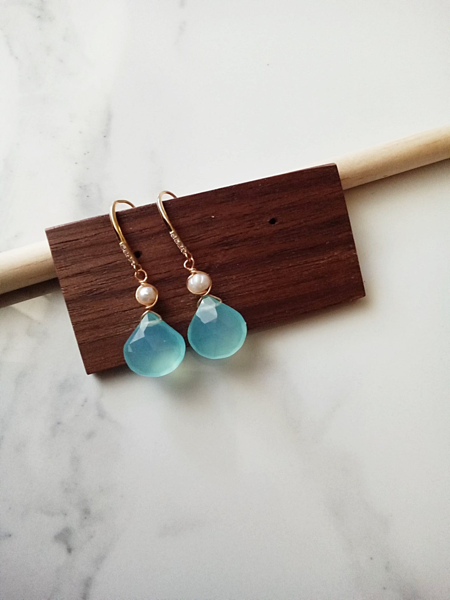 Blue Chalcedony Gemstone Freshwater Pearl Gold Earrings E140018