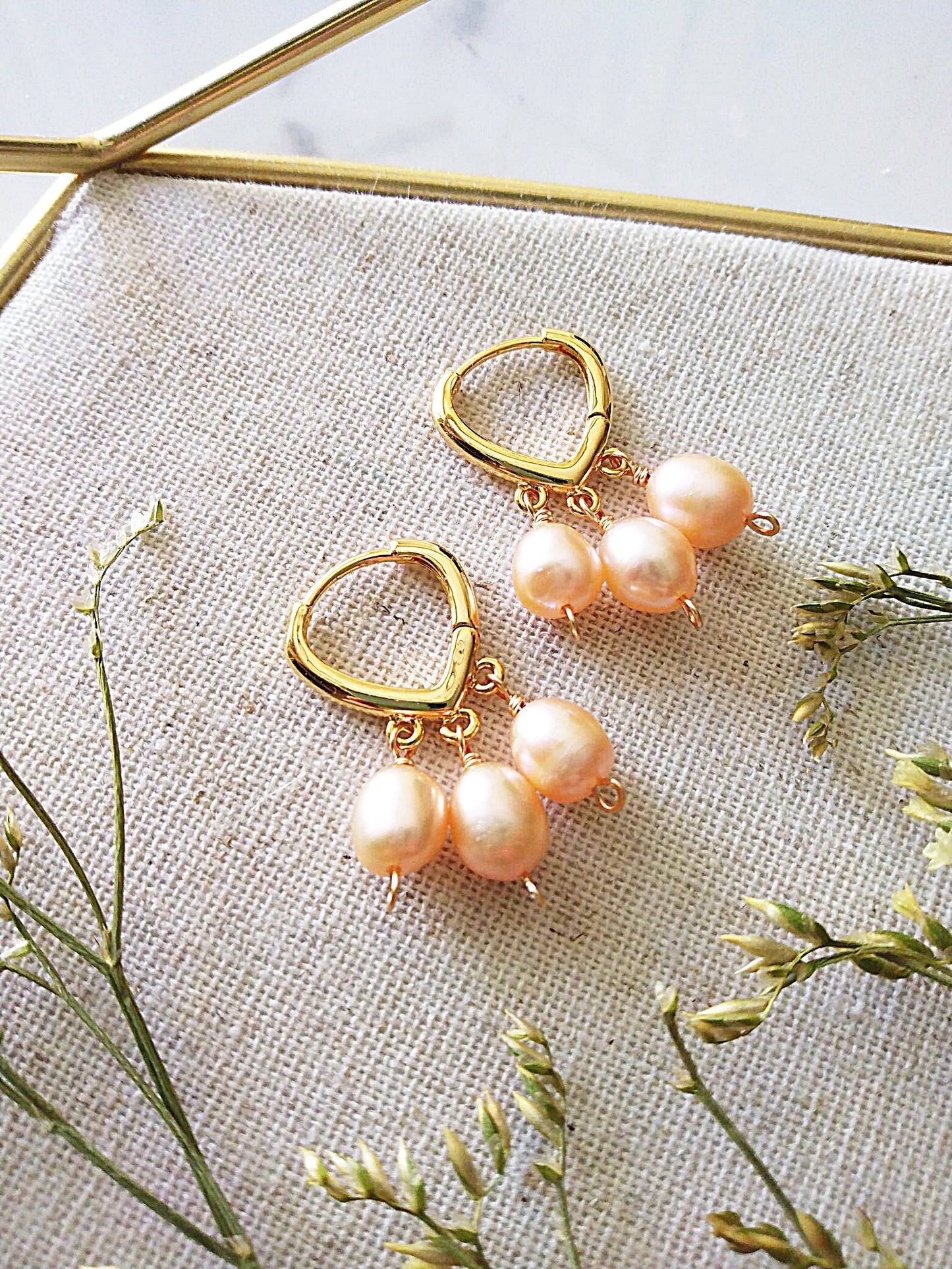 Sweet Pink Pearl Gold Huggie Earrings E140120