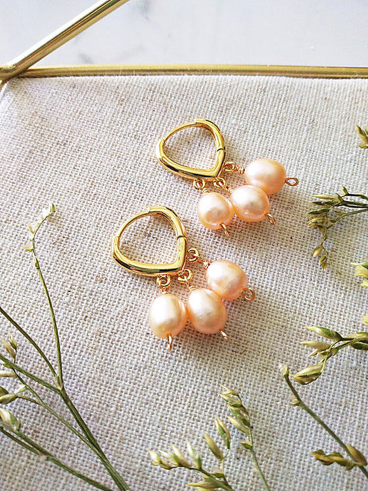Sweet Pink Pearl Gold Huggie Earrings E140120