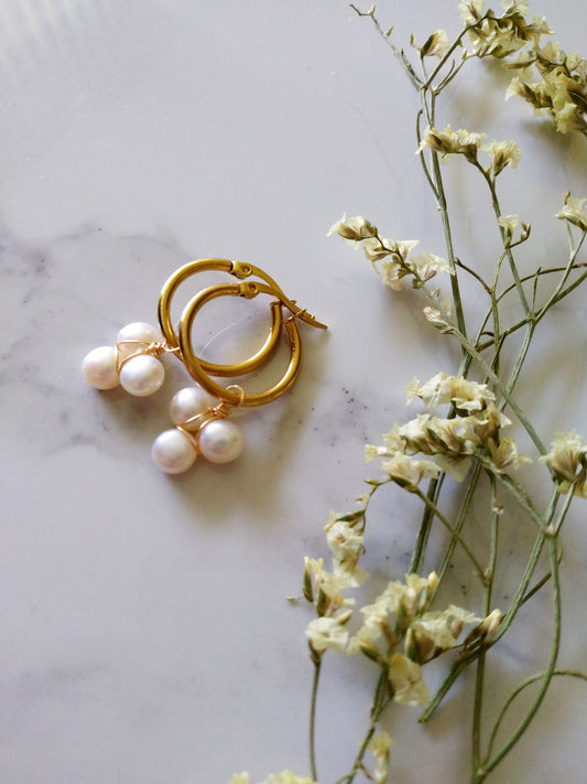 Off White Pearl Flower Huggie Earrings E140151